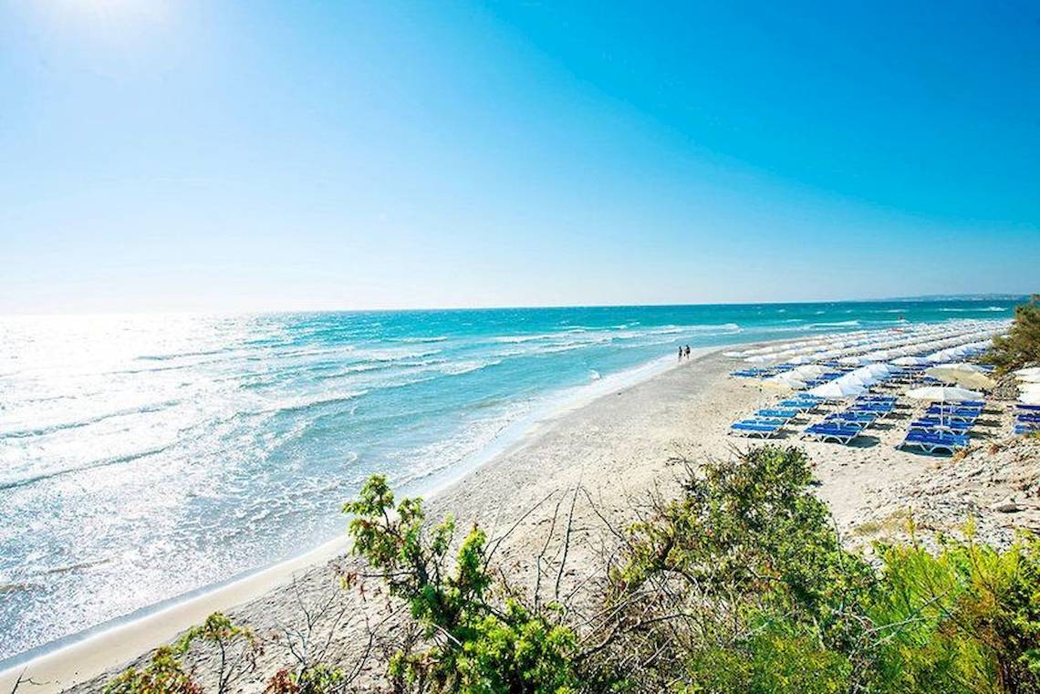 Strand des VOI Alimini Resorts mit vielen Sonnenliegen und Schirmen