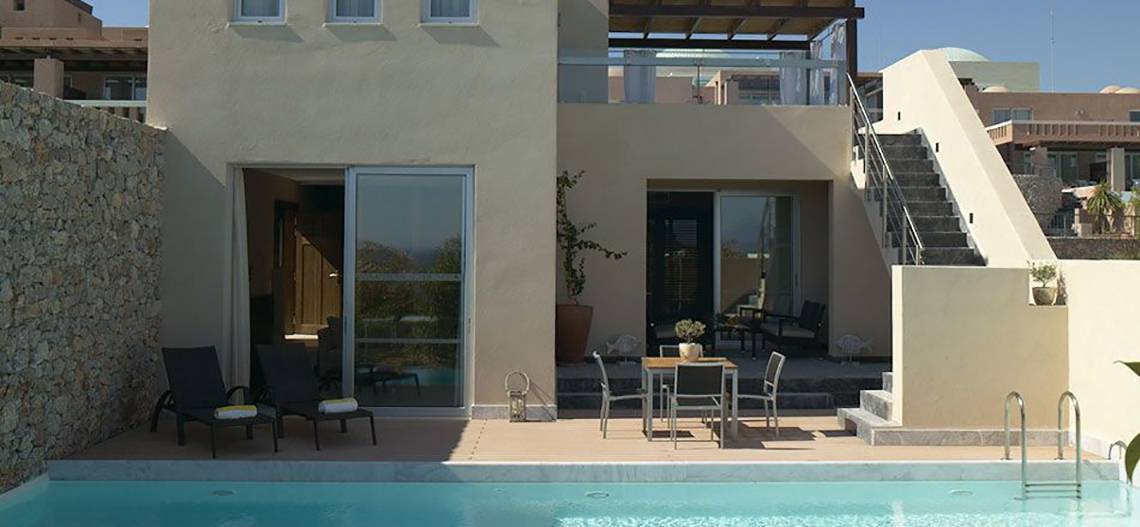 Villa des Atlantica Belvedere Resorts mit Swimmingpool, Außenbereich und Terrassenmöbeln.