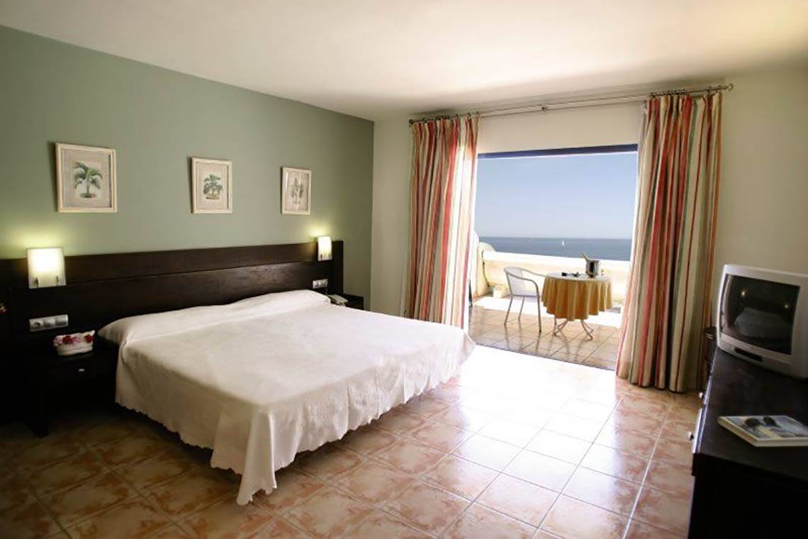 Zimmer im LIVVO Lago Taurito Hotel mit Blick auf das Meer von der Terrasse aus