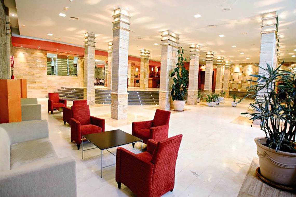 Innenbereich des LIVVO Lago Taurito Hotels mit Sitzbereich und Pflanzen.