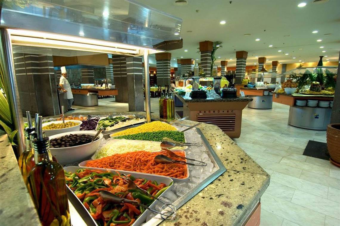 Buffetbereich im LIVVO Lago Taurito Hotel mit verschiedenen Speisen und Zutaten.