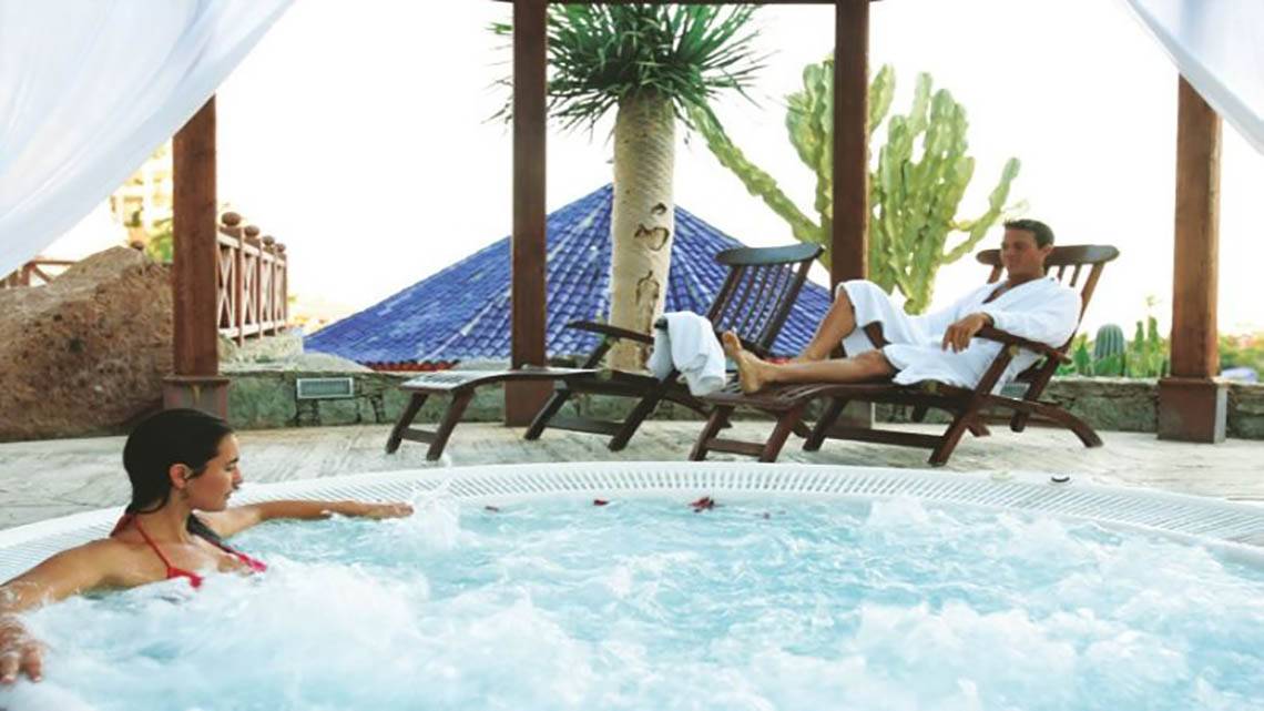 Paar genießt Wellnessbereich im LIVVO Lago Taurito Hotel