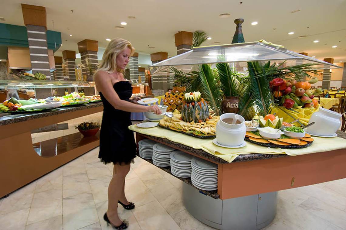 Eine Frau serviert Essen am Buffettisch im LIVVO Lago Taurito Hotel.