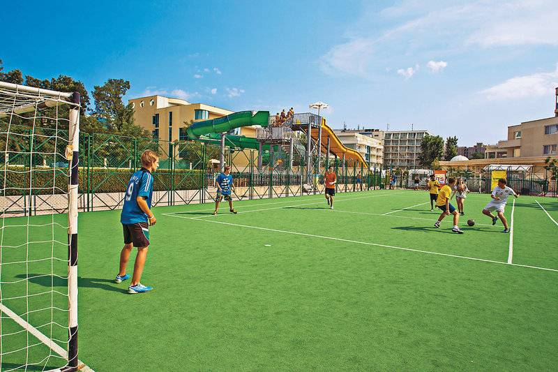 Fussballplatz des DAS Club Hotel Sunny Beach mit Wasserrutschen im Hintergrund.