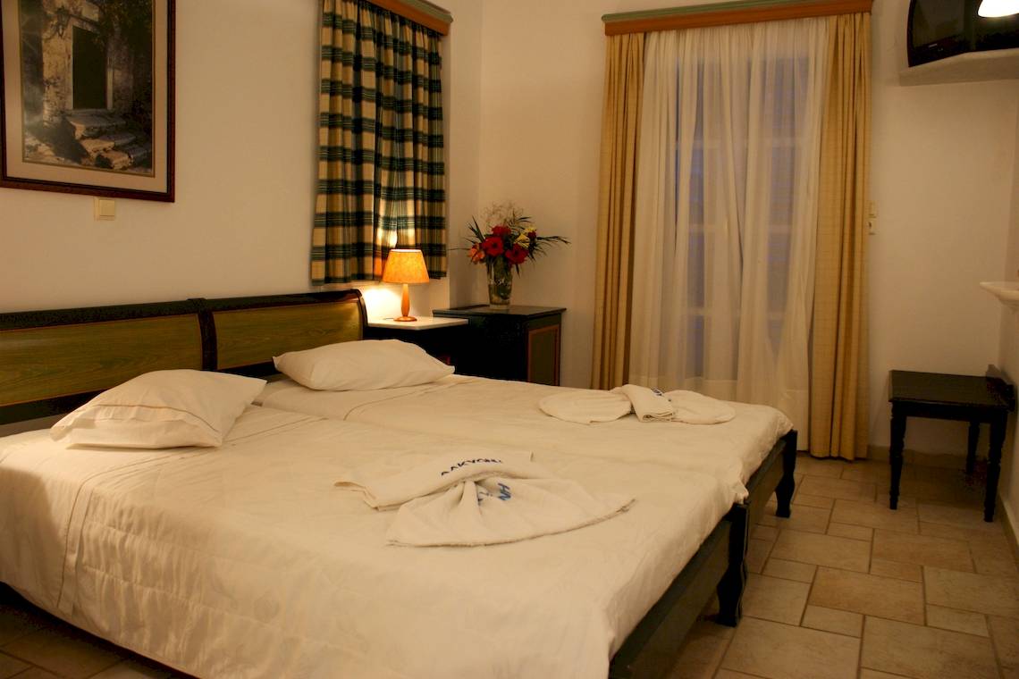 Doppelbett im Alkyoni Beach Hotel Schlafzimmer mit frischen weißen Laken und Kissen.
