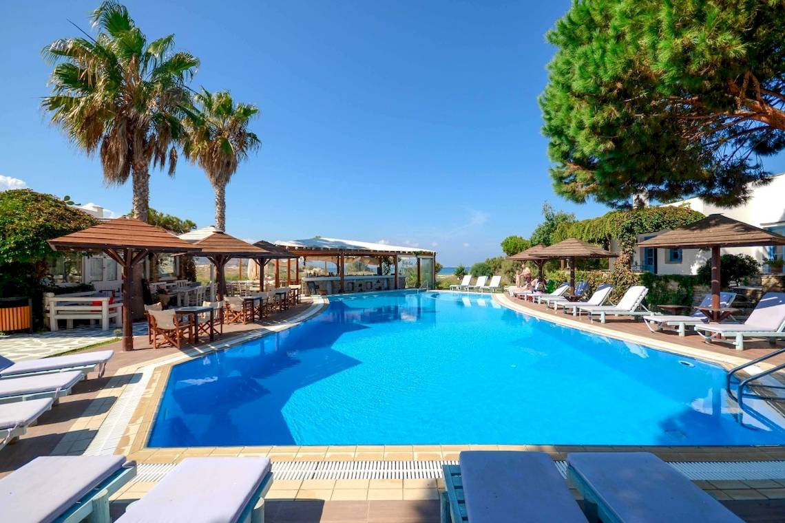 Außenpoolbereich des Alkyoni Beach Hotels mit Liegestühlen und Sonnenschirmen