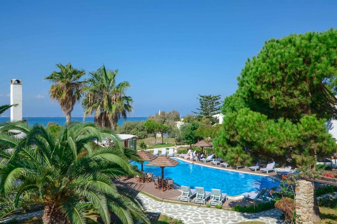 Luftaufnahme des Alkyoni Beach Hotels mit Swimmingpool, Liegestühlen und Palmen