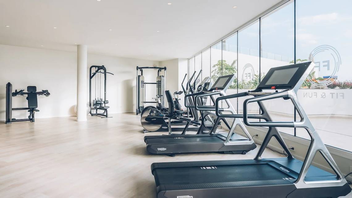Fitness-Center im Iberostar Selection Sabila Hotel mit Laufbändern und Kraftgeräten.