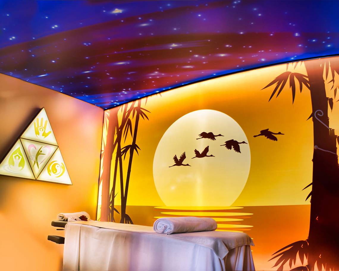 Spa-Behandlungsraum im Parque Tropical mit Wandmalerei von Mond und Vögeln.