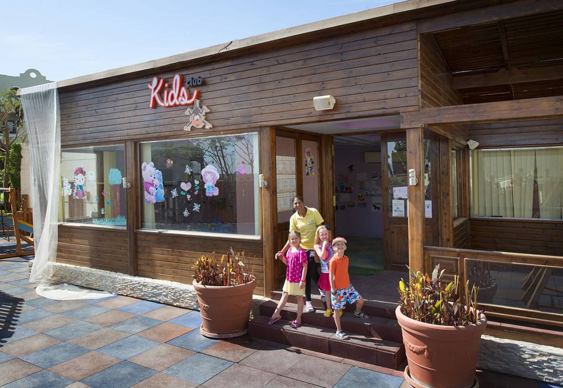 Kinderclub vor dem Sunrise Arabian Beach Resort mit Kindern und einer Frau