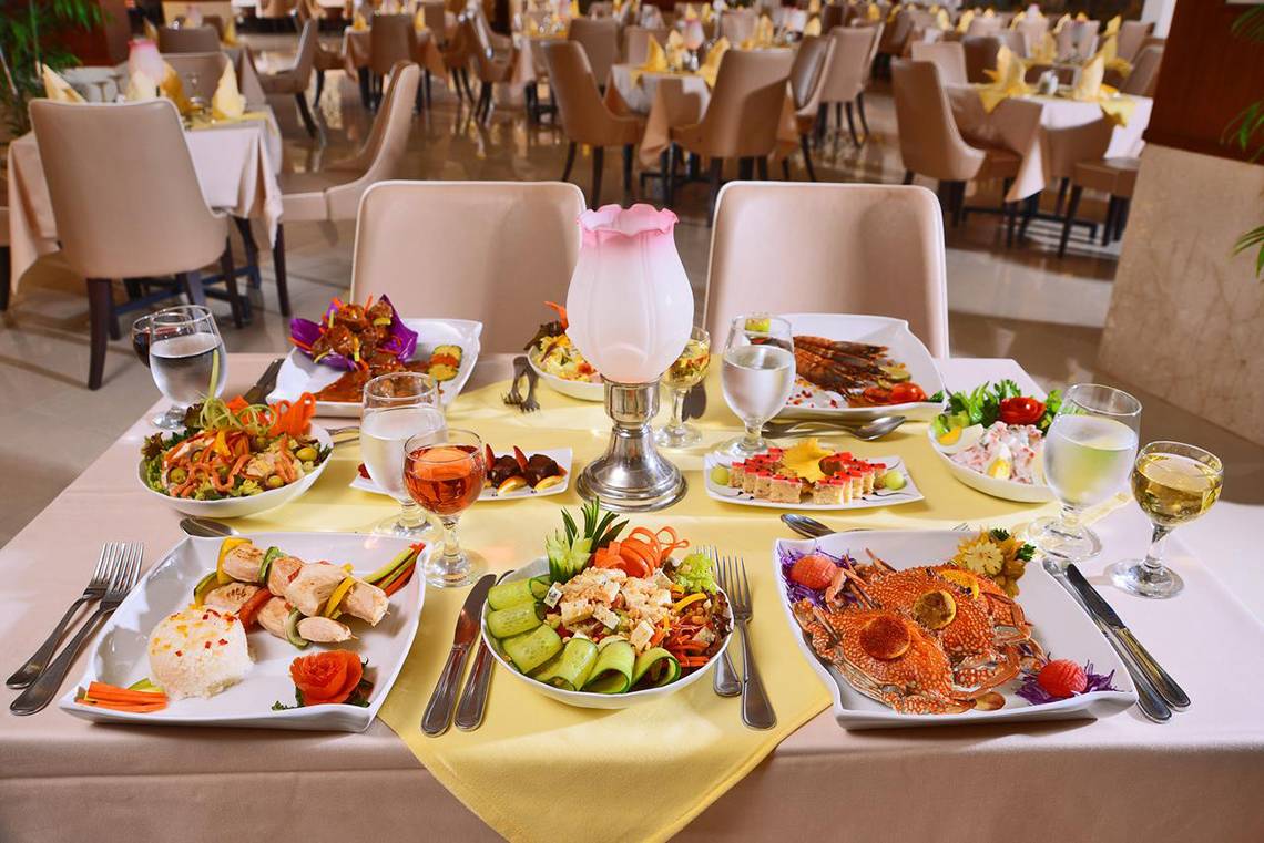 Restauranttisch im Pickalbatros Royal Moderna Resort mit verschiedenen Gerichten und Getränken.
