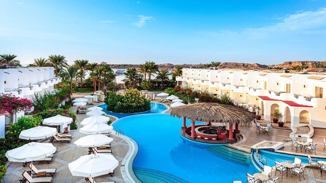 Außenansicht des Pickalbatros Royal Moderna Resorts mit Pool und Sonnenschirmen