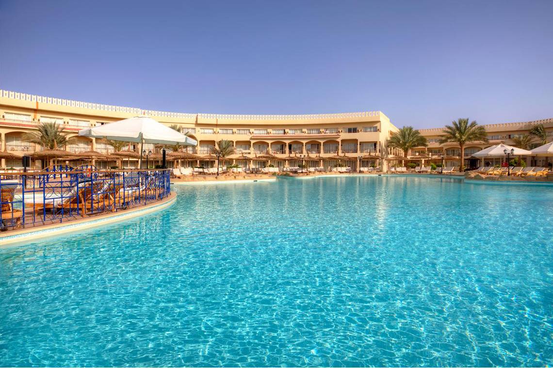Außenpool des Pickalbatros Royal Moderna Resorts mit Lounge-Sesseln und Sonnenschirmen.