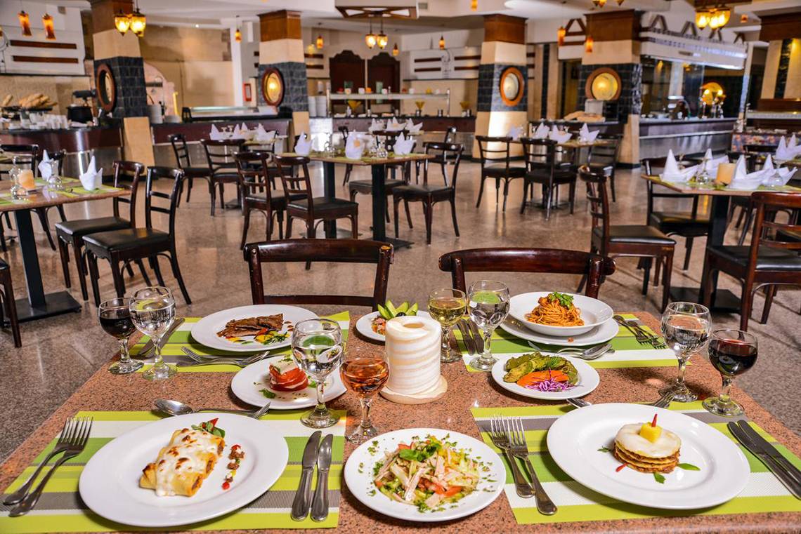 Restaurant im Pickalbatros Royal Moderna Resort mit gedeckten Tischen und Speisen.