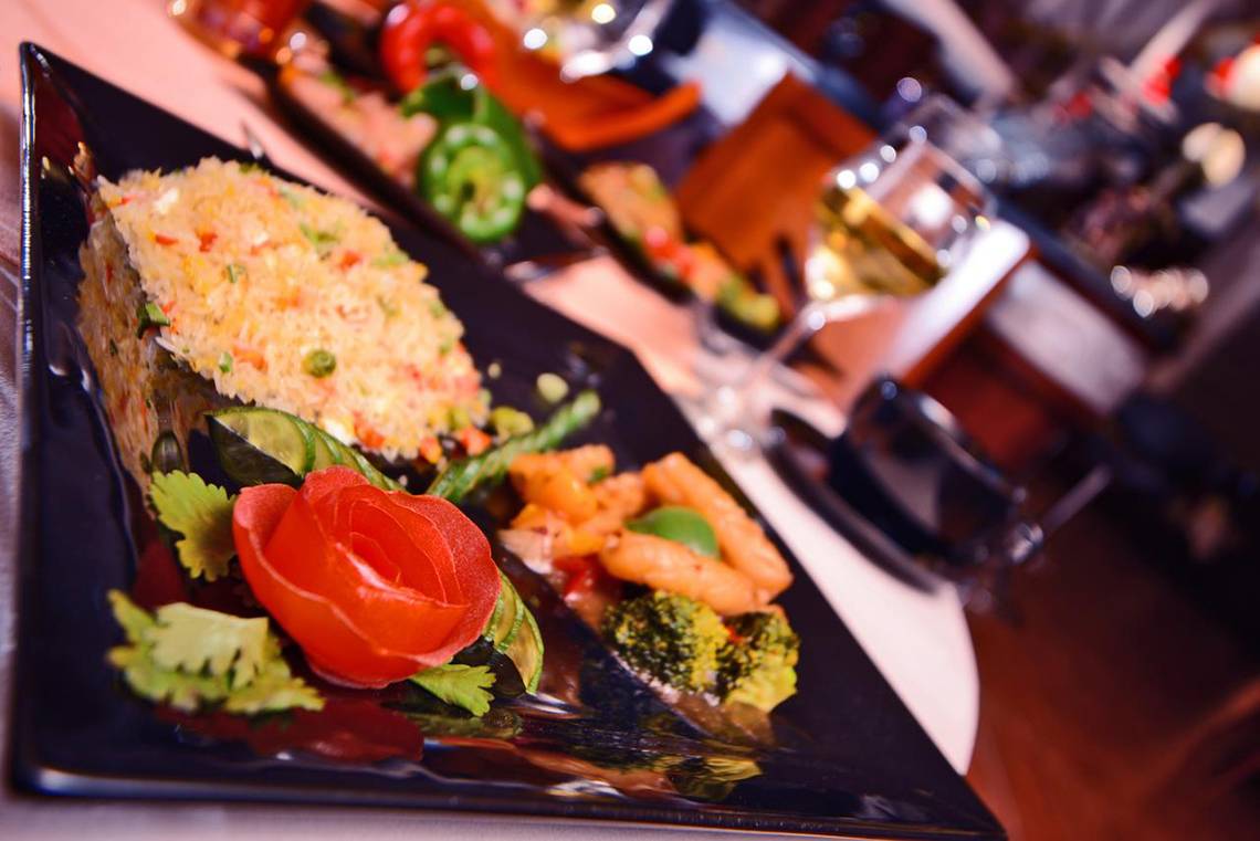 Essen auf schwarzem Teller im Pickalbatros Royal Moderna Resort