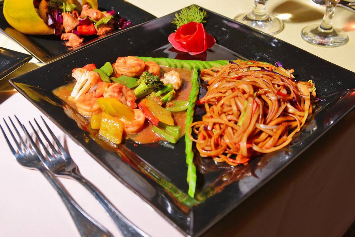 Essen auf schwarzem Teller im Hotel Pickalbatros Royal Moderna Resort