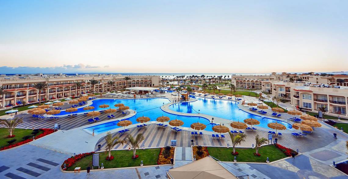 Luftaufnahme des Pickalbatros Royal Moderna Resorts mit Swimmingpools, Sonnenliegen und Palmen