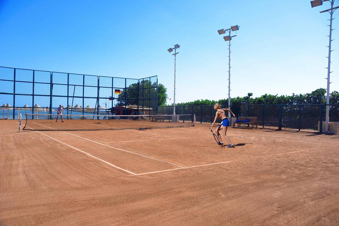 Tennisplatz im Pickalbatros Royal Moderna Resort mit einer Spielerin und einem Netz.