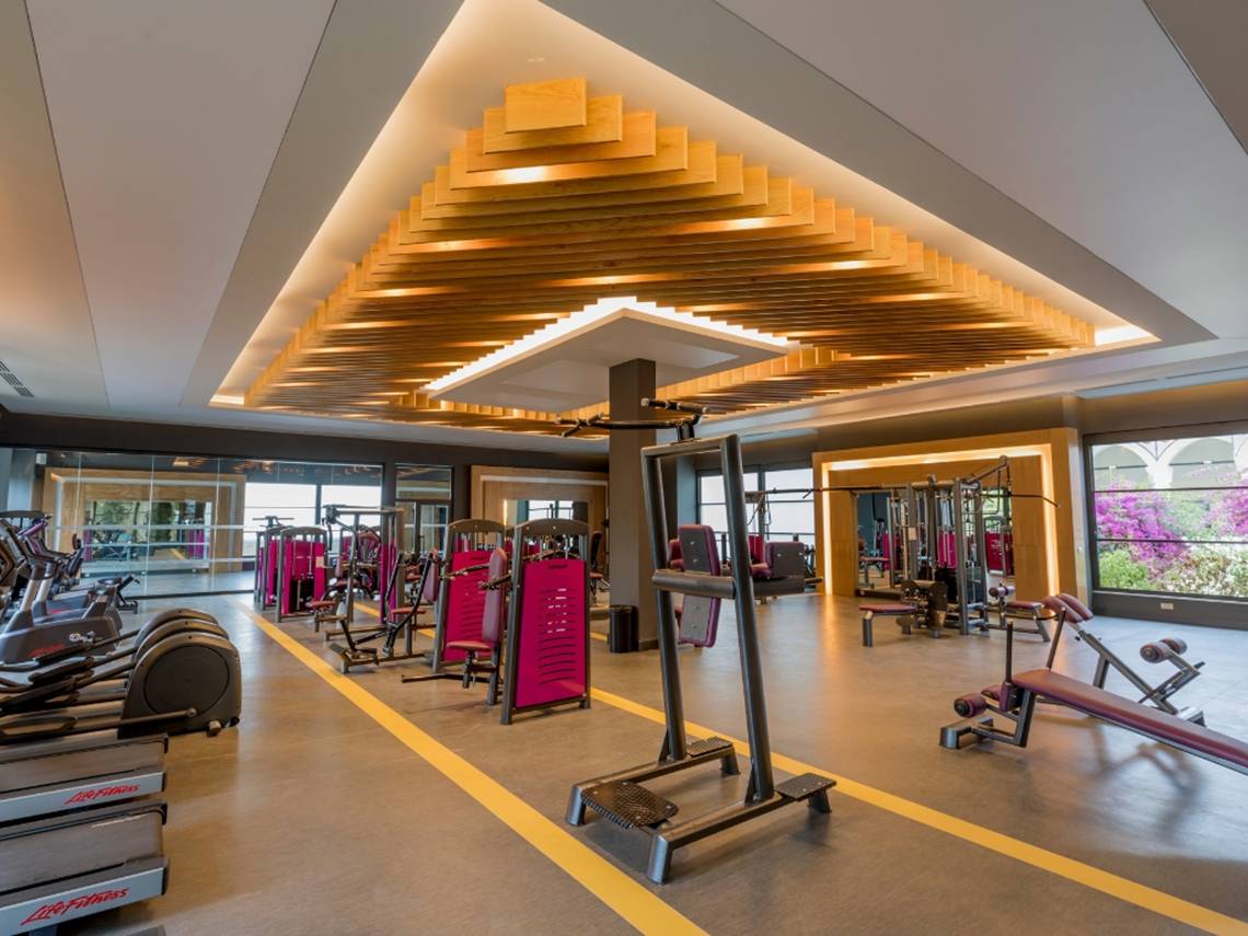 Fitnesscenter im Swandor Hotels & Resorts Topkapi Palace mit moderner Ausstattung und großen Fenstern.