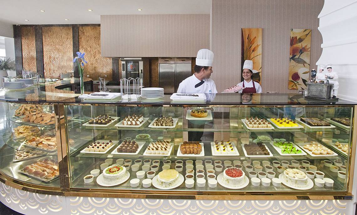 Konditorei im Crystal Waterworld Aqua Collection Hotel mit Angestellten und einer Auswahl an Desserts.