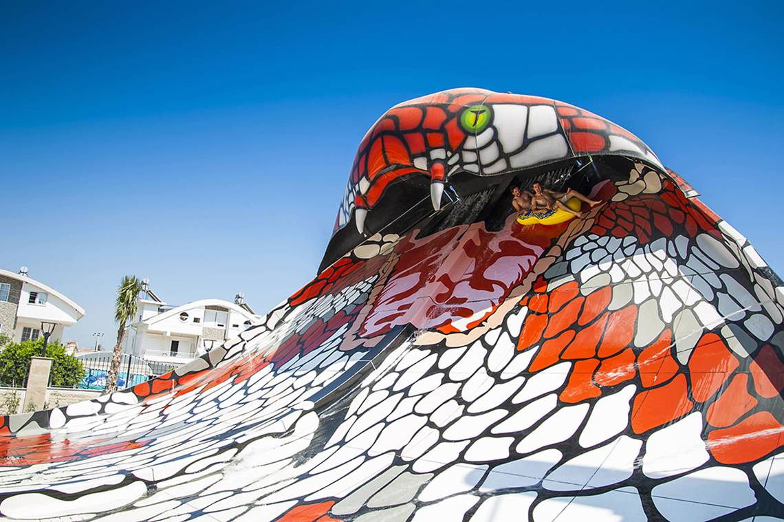 Eine bunte Schlange Rutsche im Crystal Waterworld Aqua Collection Hotel