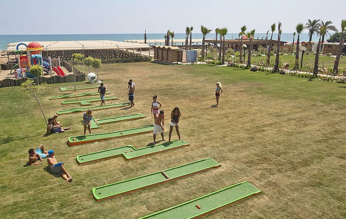 Golfplatz im Crystal Waterworld Resort & Spa mit Spielern und einem Blick auf das Meer.