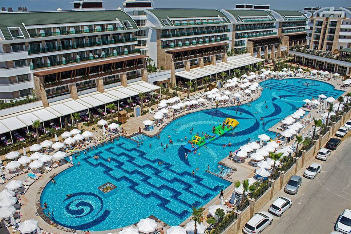 Außenansicht des Crystal Waterworld Aqua Collection Hotels mit großem Swimmingpool