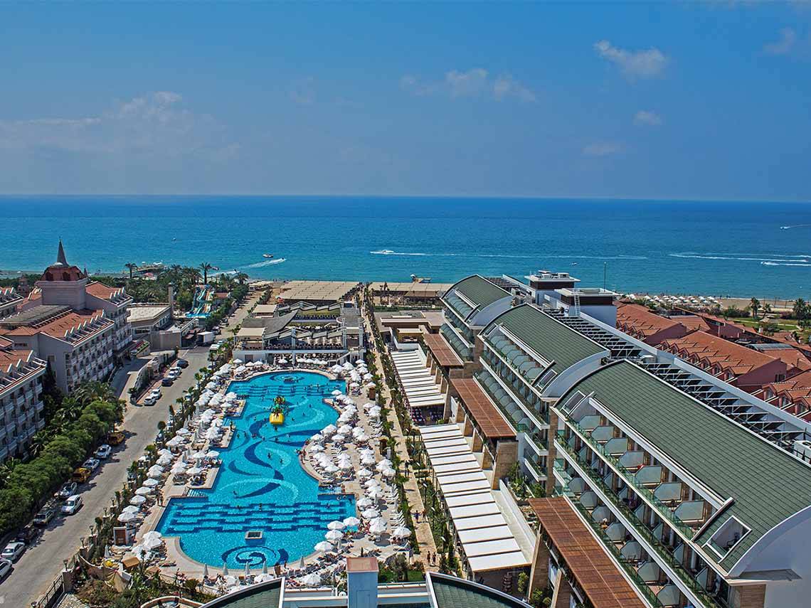 Luftaufnahme des Crystal Waterworld Aqua Collection Hotels mit großem Swimmingpool und Meer im Hintergrund