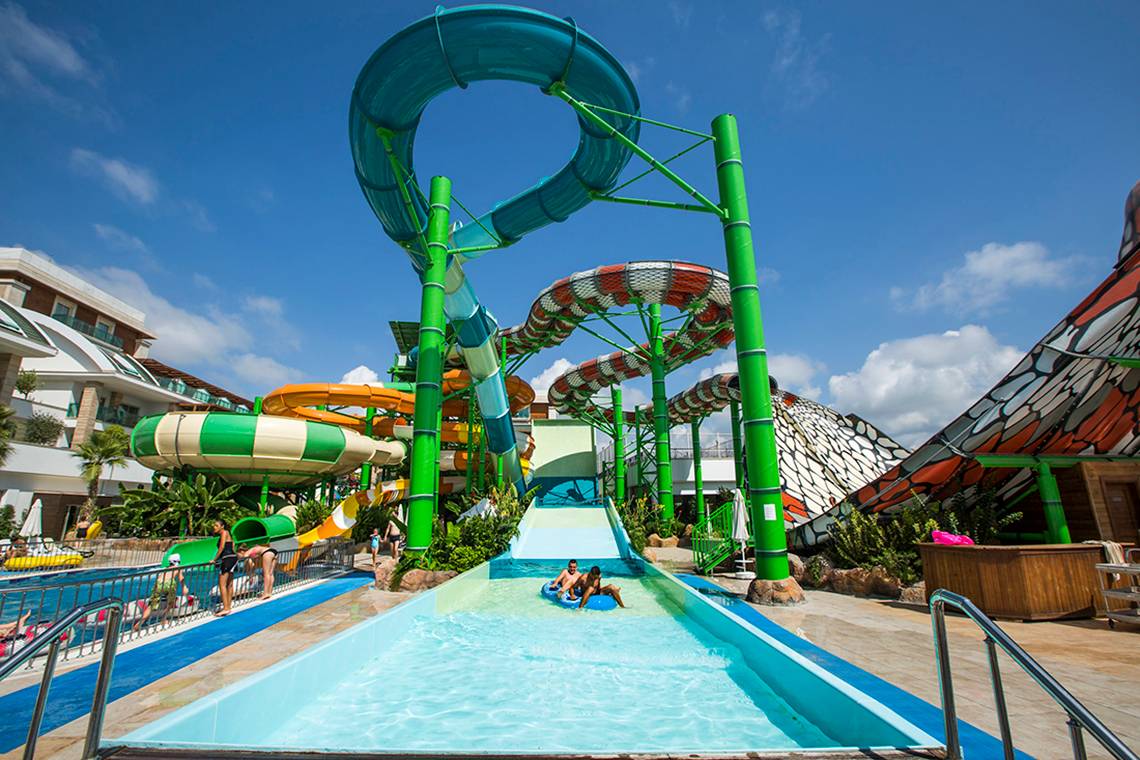 Wasserrutsche im Crystal Waterworld Aqua Collection Hotel mit mehreren Rutschen
