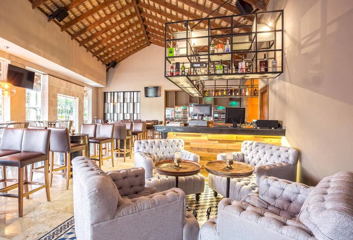 Innenansicht der Bar im Marien Puerto Plata Hotel mit Sitzgelegenheiten und Tresen.