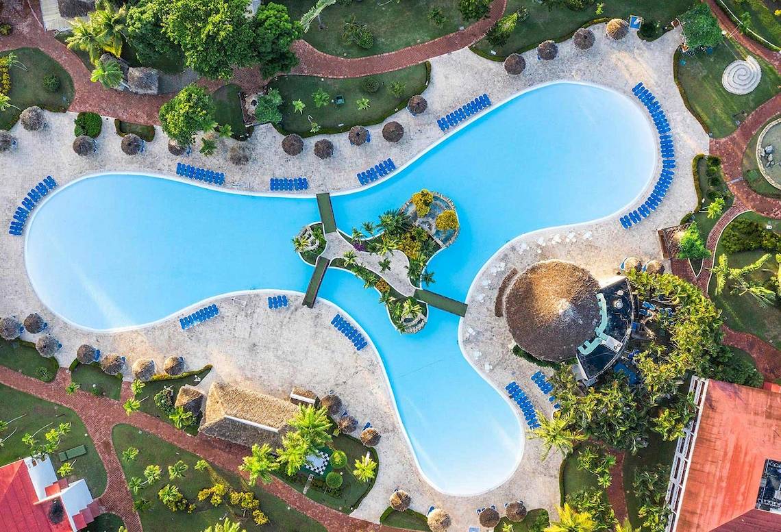 Luftaufnahme des Swimmingpools und der Liegestühle im Marien Puerto Plata Hotel.