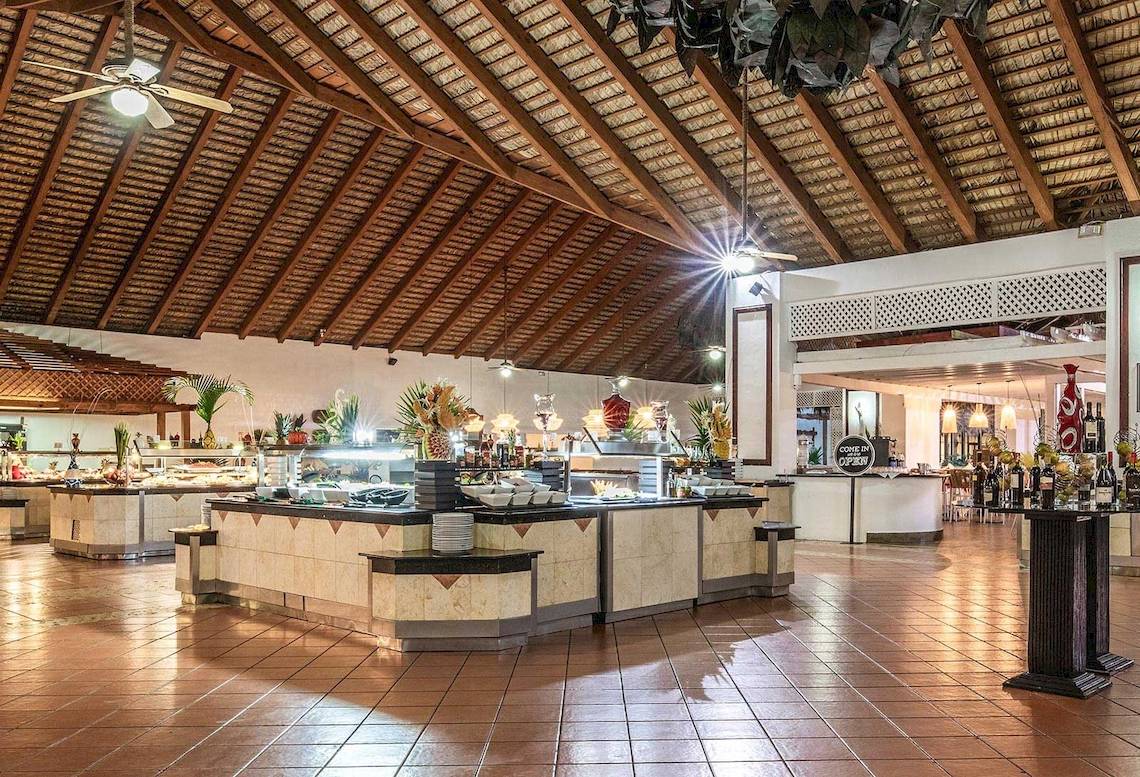 Buffetbereich im Marien Puerto Plata Hotel mit tropischen Dekorationen und Speisen.
