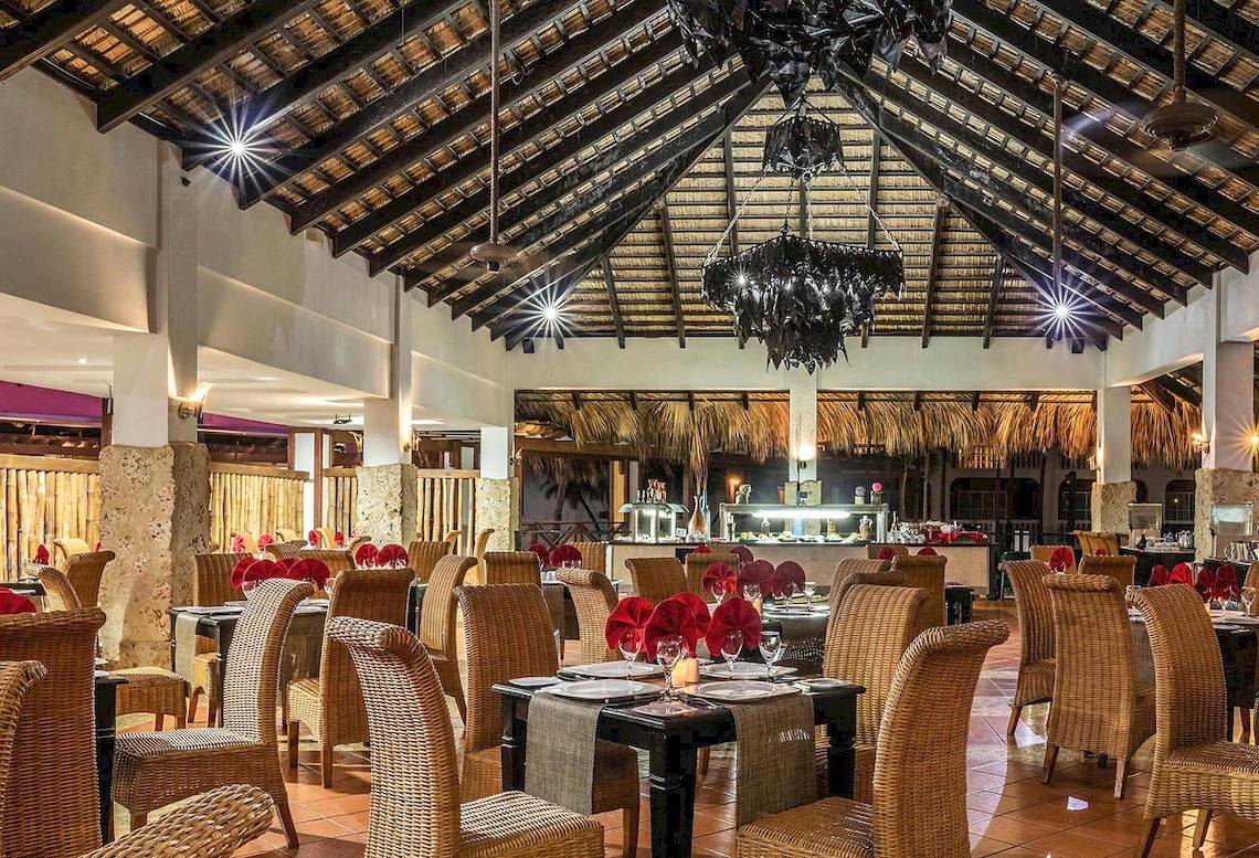 Innenansicht des Restaurants im Hotel Marien Puerto Plata mit gedeckten Tischen und Stühlen.
