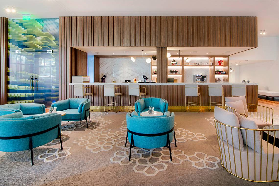Lobbybereich des Le Meridien Abu Dhabi mit moderner Einrichtung und Holzelementen.