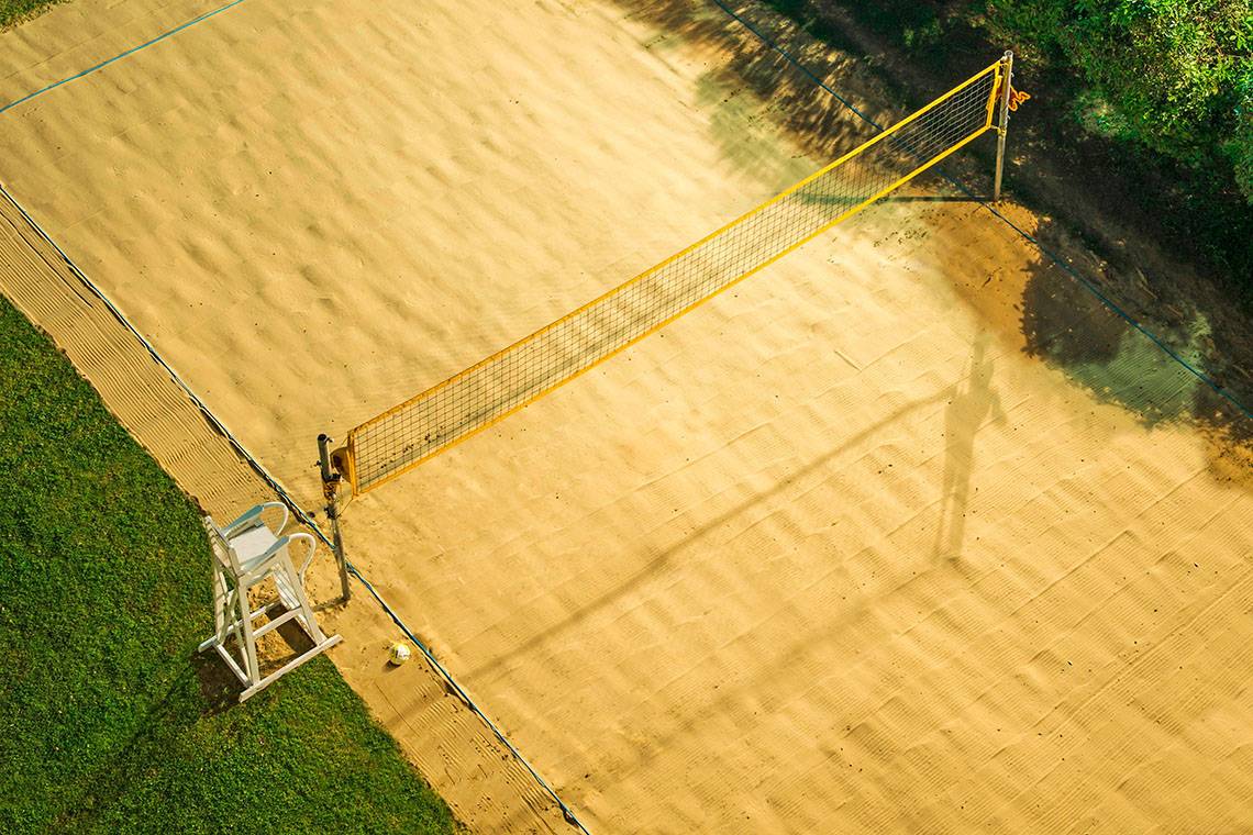 Ein Volleyballplatz aus der Luft mit einem Ball und einer Seitenlinie.