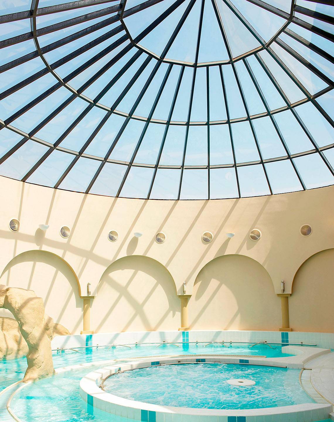 Schwimmbad im Le Meridien Abu Dhabi unter einer Glaskuppel