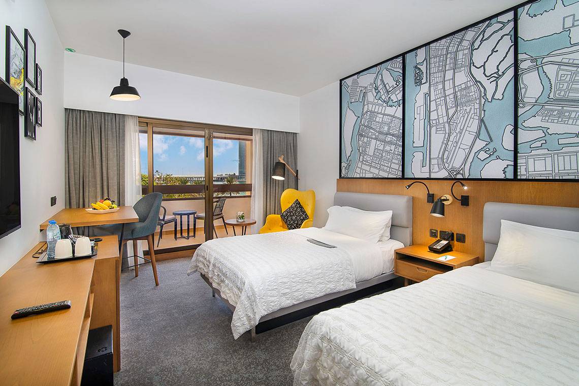 Zweibettzimmer im Le Meridien Abu Dhabi Hotel mit Blick auf die Stadt.