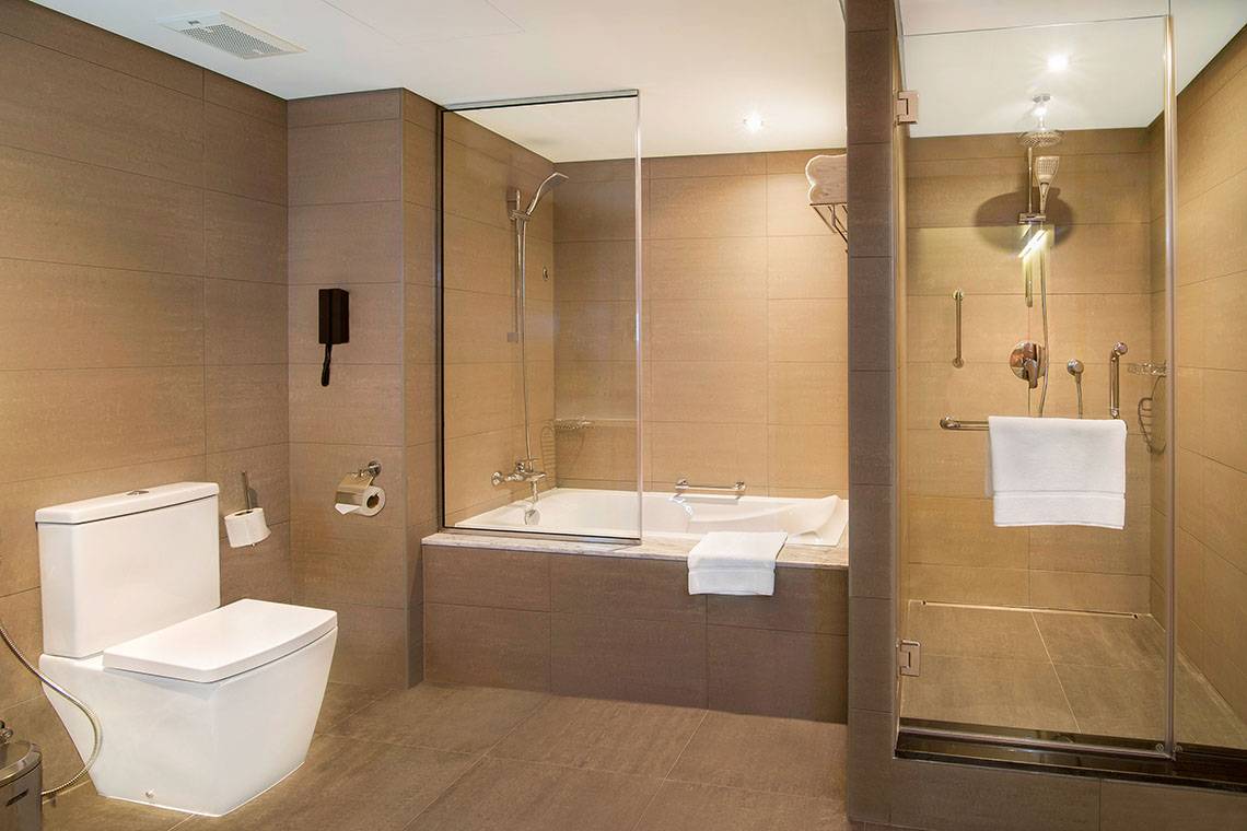 Badezimmer im Le Meridien Abu Dhabi Hotel mit Badewanne und separater Dusche.