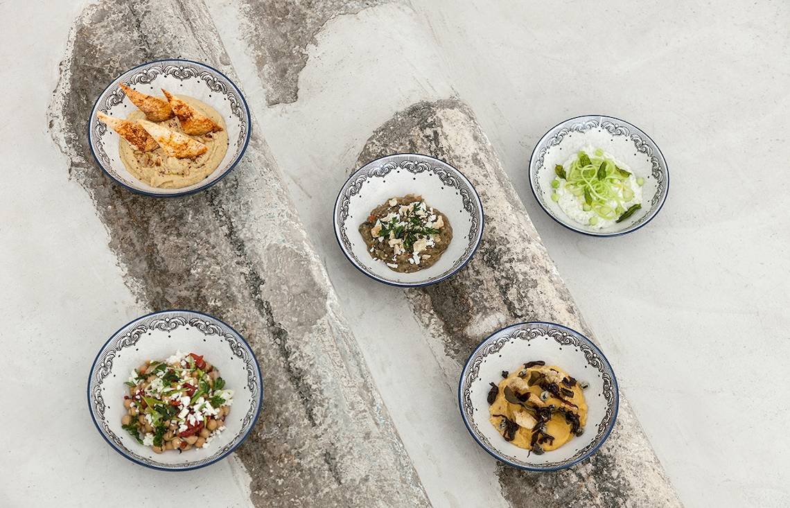 Griechisches Frühstücksbuffet mit verschiedenen Gerichten auf dekorativen Tellern