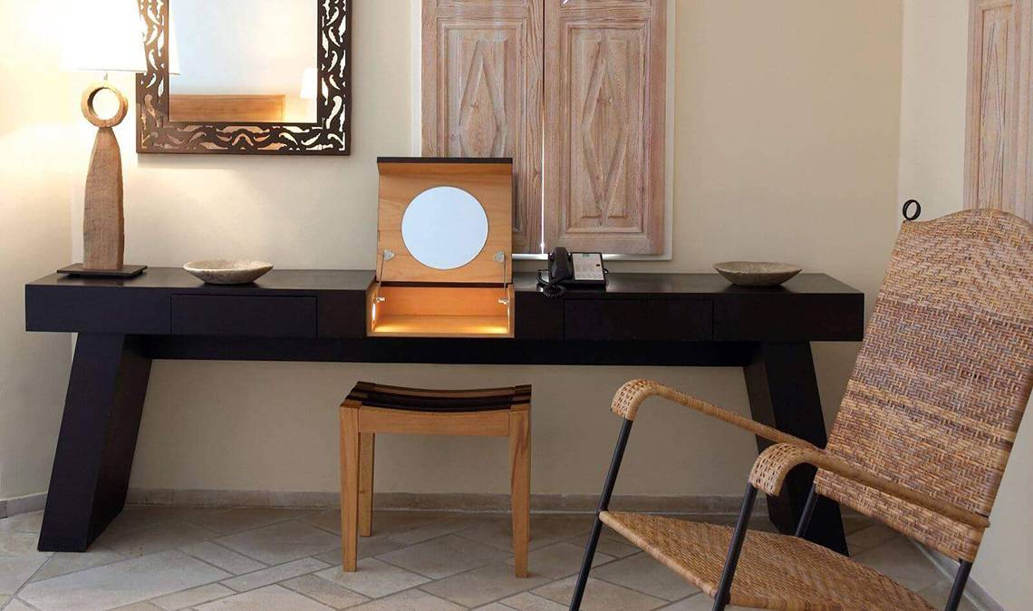 Schlafzimmer im Marmara Bodrum Hotel mit schwarzem Schreibtisch, Hocker, Telefon und Spiegel