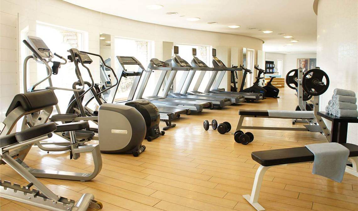 Fitnessstudio im Marmara Bodrum mit Laufbändern, Hanteln und Trainingsgeräten.