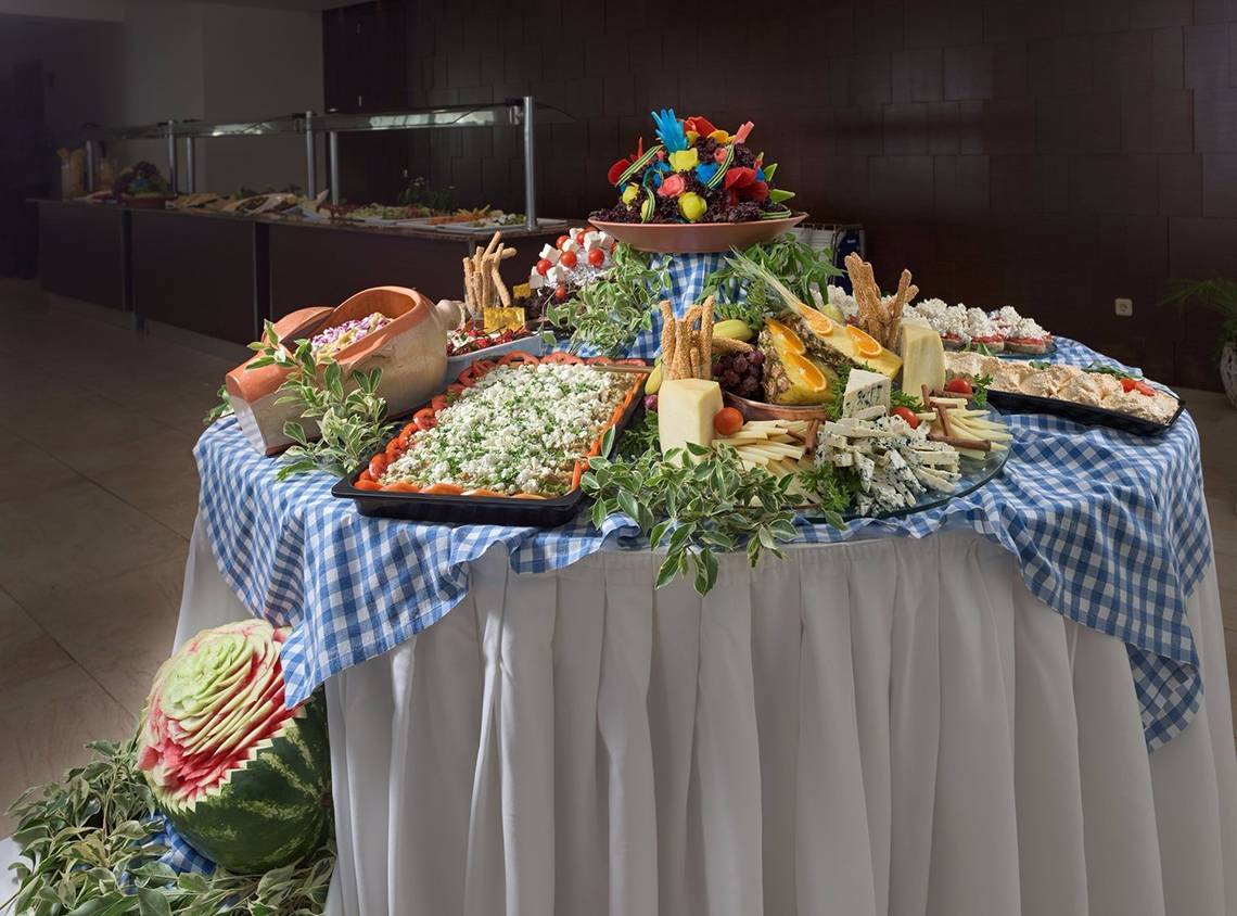 Buffet-Tisch im Avra Beach Resort Hotel mit verschiedenen Speisen und Dekoration.