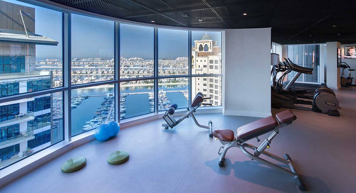 Fitnessraum im Dukes The Palm, a Royal Hideaway Hotel mit Blick auf den Hafen.