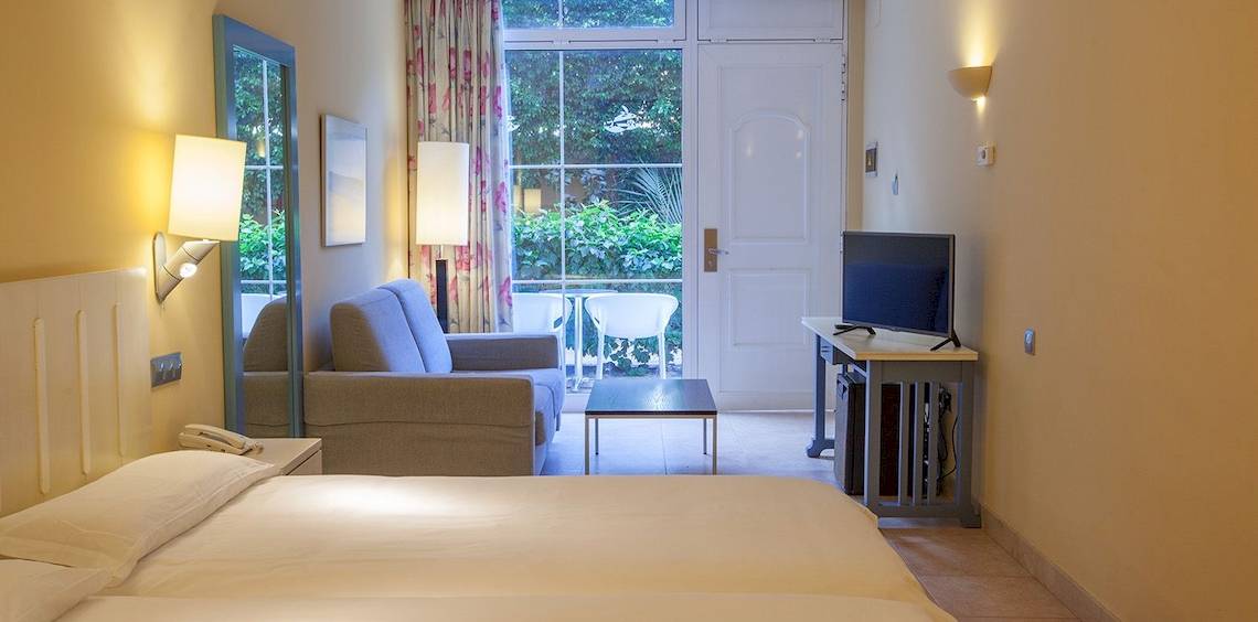 Hotelzimmer im IFA Altamarena by Lopesan Hotels mit Bett, Sofa, Fernseher und Tisch