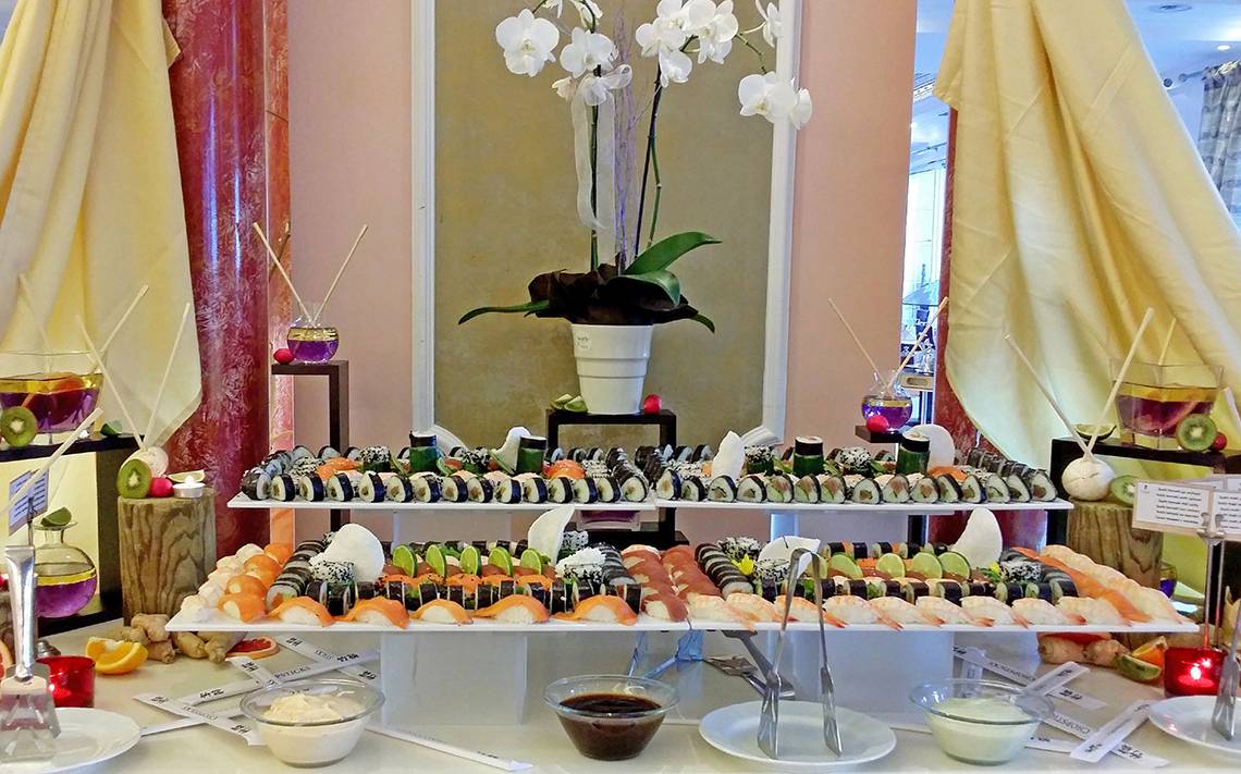 Sushi-Buffet auf mehreren Ebenen im Rodos Palladium Wellness-Hotel.