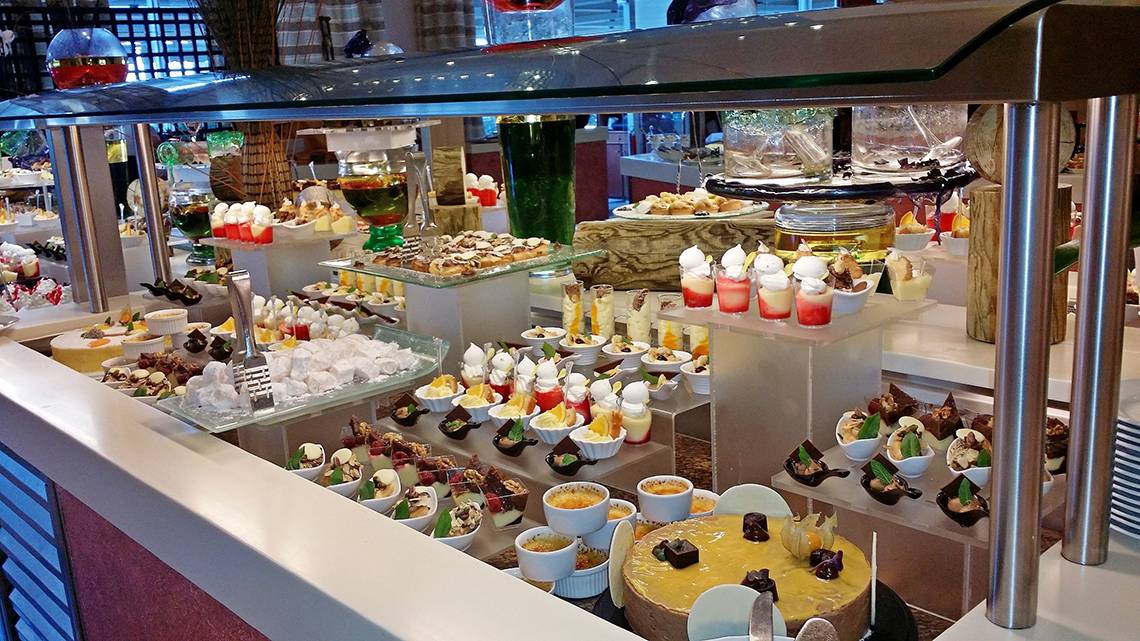 Buffetauswahl im Rodos Palladium Hotel mit verschiedenen Desserts und Kuchen.