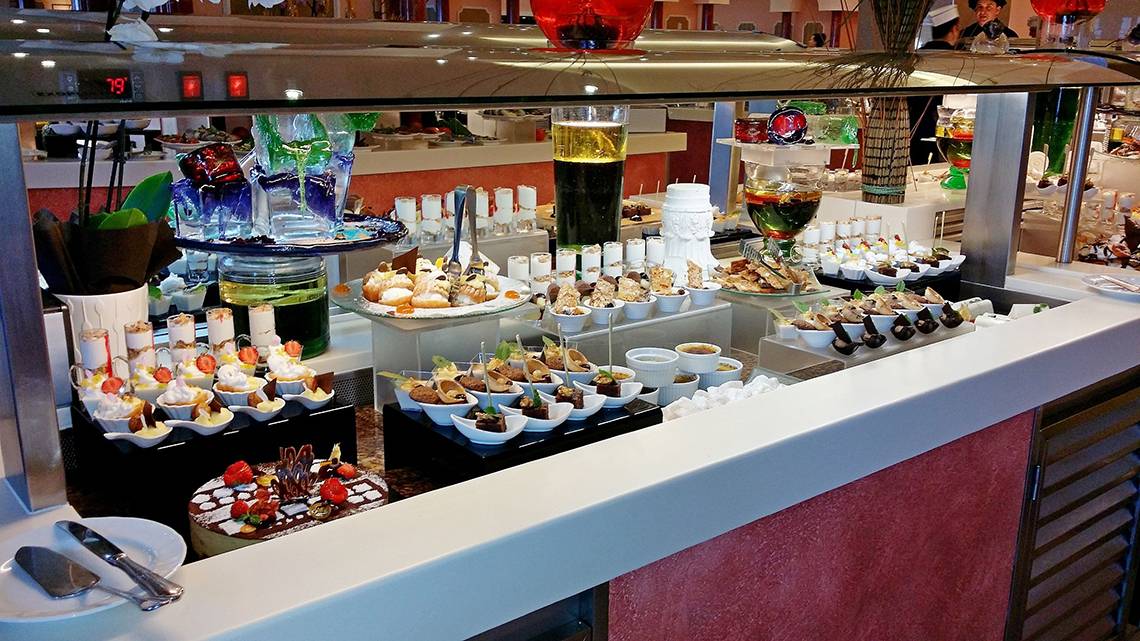 Buffet-Auswahl im Rodos Palladium Leisure & Wellness Hotel mit verschiedenen Vorspeisen und Desserts.