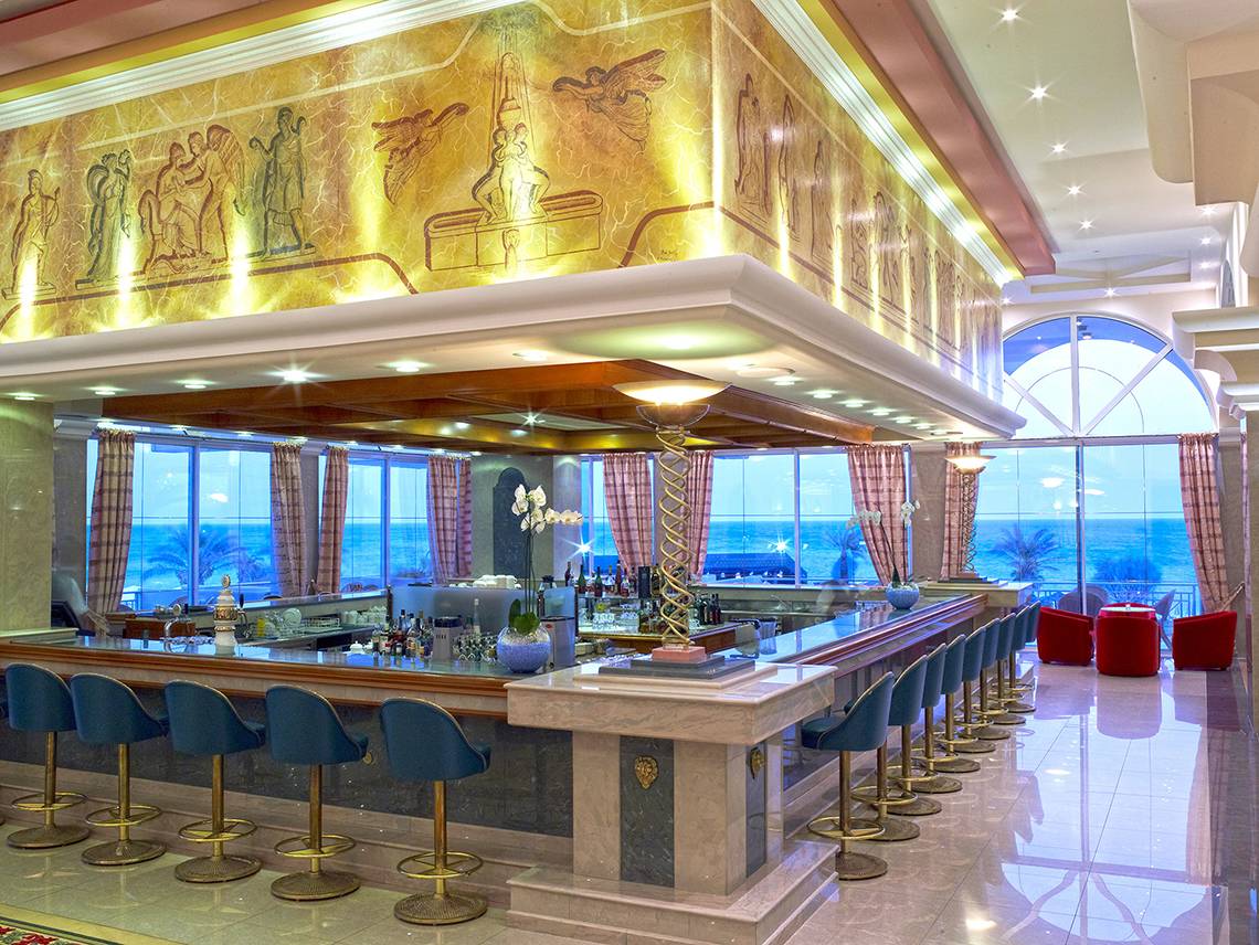 Bar im Rodos Palladium Leisure & Wellness Hotel mit Blick auf das Meer.