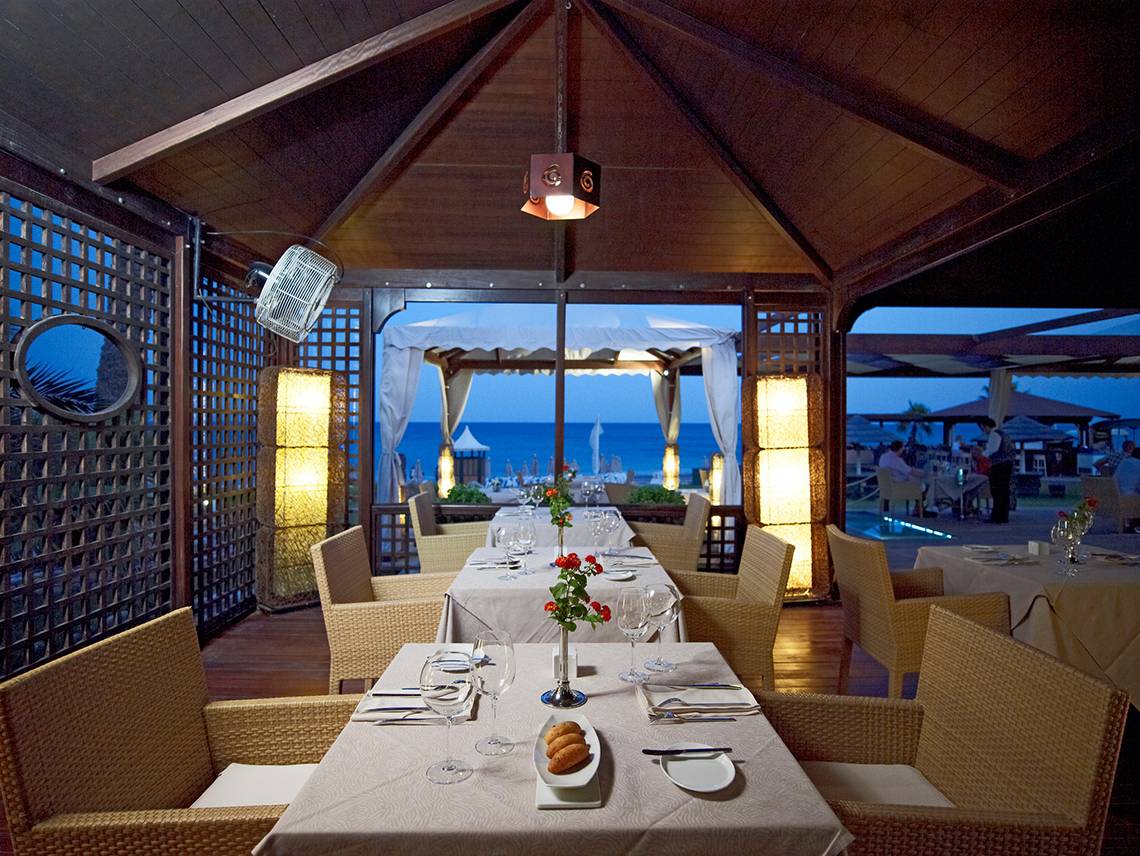 Innenansicht des Restaurants des Rodos Palladium Leisure & Wellness Hotels mit Blick auf das Meer.
