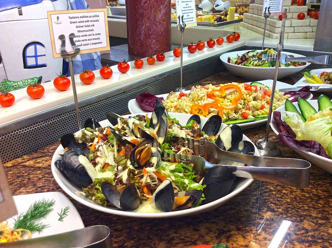 Ein Buffet mit verschiedenen Salaten und Meeresfrüchten im Rodos Palladium.